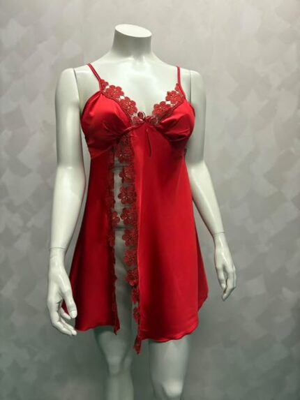 Short satin nightdress with slit