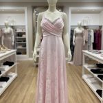 Lange Satijnen Avondjurk – Elegant Damesjurk met Zachte Glans, met Steentjes