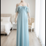 Romantische satijnen nachtjurk met kant en off-shoulder mouwen