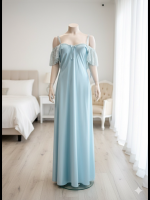 Romantische satijnen nachtjurk met kant en off-shoulder mouwen