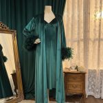 Luxe Velvet Nachtjurk Set met Kimono, Slippers & Veren Mouwen