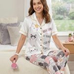 5-Delige Satijnen Dames Pyjamaset Kattenprint – Inclusief Slaapmasker, Slippers en Haarelastiek