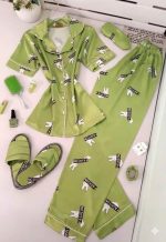 5-Delige Satijnen Dames Pyjamaset Groen – Pyjama met Knoopsluiting, Slaapmasker, Scrunchie en Slippers – One Size - Image 2