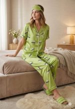 5-Delige Satijnen Dames Pyjamaset Groen – Pyjama met Knoopsluiting, Slaapmasker, Scrunchie en Slippers – One Size