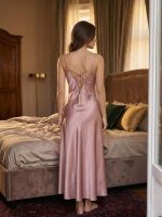 Luxe Satijnen Nachthemd voor Dames – Lange Nachtjurk met Kant, Split en Verstelbare Bandjes - Image 3
