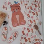 5-Delige Satijnen Dames Pyjamaset met Beerprint – Inclusief Slaapmasker, Slippers en haarelastiek