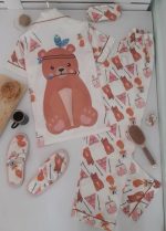 5-Delige Satijnen Dames Pyjamaset met Beerprint – Inclusief Slaapmasker, Slippers en haarelastiek