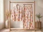 5-Delige Satijnen Dames Pyjamaset met Beerprint – Inclusief Slaapmasker, Slippers en haarelastiek - Image 2