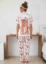 5-Delige Satijnen Dames Pyjamaset met Beerprint – Inclusief Slaapmasker, Slippers en haarelastiek - Image 3