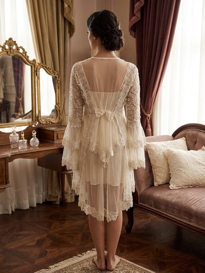 bride korte nachthemd achterkant Luxe Bruids Nachthemd met Kanten Kimono – Wit/Ivoor - Image 1